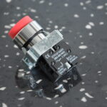 PULSADOR ROJO NC SALIDO (NO AL RAZ)  22MM CAJAX10UND