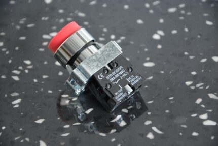 PULSADOR ROJO NC SALIDO (NO AL RAZ)  22MM CAJAX10UND